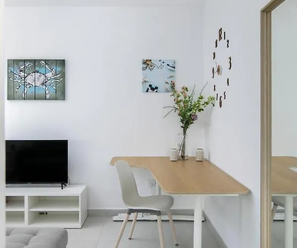 Modern 2 Bedroom Penthouse With Huge Terrace And Sea Views - 2 Mins From Sea - Qawra Appartement